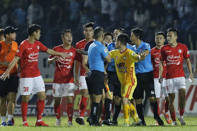 Các thành viên Câu lạc bộ thành phố Hồ Chí Minh (áo đỏ) nhận án phạt nghiêm khắc của VFF vì những hành vi quá khích trong trận đấu ngày 12-4.